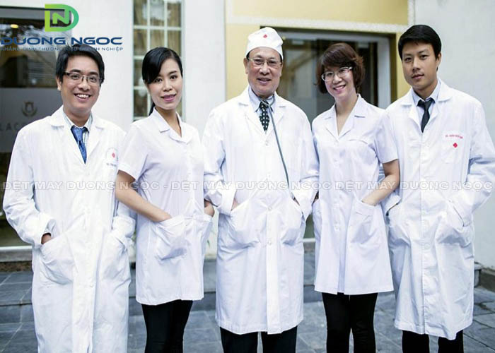 Tại sao trang phục quần áo bác sĩ thường là màu trắng