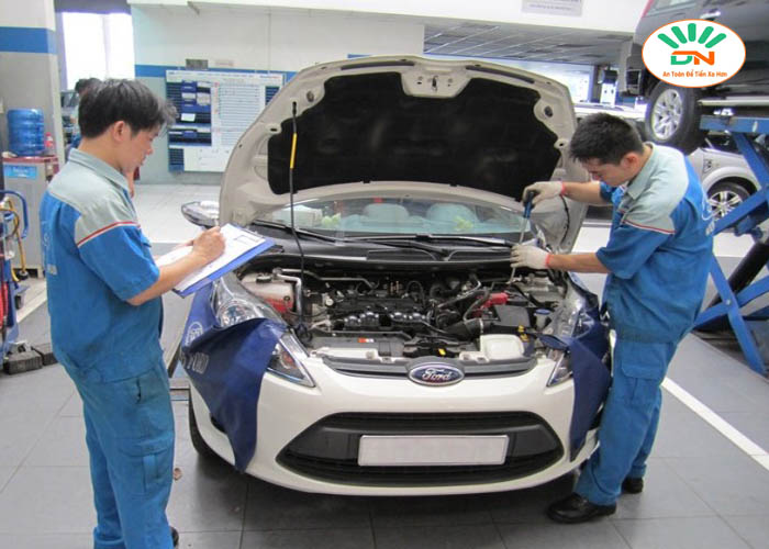 Nhân viên sửa chữa ô tô có trang phục bảo hộ lao động tiện lợi